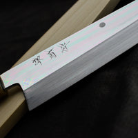 Kawamura Mizu-Honyaki Gyuto je ročno kovan nož, izdelan z neverjetno natančnostjo, ki je plod stoletja izkušenj in učenja. Gre za preplet odličnega delovnega orodja in umetniškega dela. Honyaki se lahko prevede kot “resnično kovan” in ta način kovanja je najčistejši odraz tradicionalne japonske umetnosti izdelave mečev.