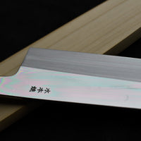 Kawamura Mizu-Honyaki Gyuto je ročno kovan nož, izdelan z neverjetno natančnostjo, ki je plod stoletja izkušenj in učenja. Gre za preplet odličnega delovnega orodja in umetniškega dela. Honyaki se lahko prevede kot “resnično kovan” in ta način kovanja je najčistejši odraz tradicionalne japonske umetnosti izdelave mečev.