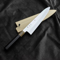 Kawamura Mizu-Honyaki Gyuto je ročno kovan nož, izdelan z neverjetno natančnostjo, ki je plod stoletja izkušenj in učenja. Gre za preplet odličnega delovnega orodja in umetniškega dela. Honyaki se lahko prevede kot “resnično kovan” in ta način kovanja je najčistejši odraz tradicionalne japonske umetnosti izdelave mečev.