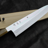 Kawamura Mizu-Honyaki Gyuto je ročno kovan nož, izdelan z neverjetno natančnostjo, ki je plod stoletja izkušenj in učenja. Gre za preplet odličnega delovnega orodja in umetniškega dela. Honyaki se lahko prevede kot “resnično kovan” in ta način kovanja je najčistejši odraz tradicionalne japonske umetnosti izdelave mečev.