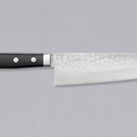 Masutani Santoku Damascus Black 170 mm_1 Masutani Santoku Damascus Black je japonski nož za zelenjavo, meso in ribe z damask vzorcem in yo pakka ročajem. Nož je izjemno tanek (1,8 mm), zato bo z lahkoto zdrsel skozi hrano, izbira jekla pa mu zagotavlja trpežnost in odpornost proti obrabi. Primeren je za nakup prvega japonskega kuhinjskega noža ali darilo.