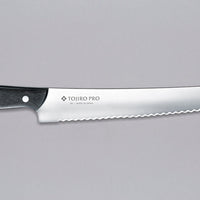 Tojiro Pankiri (nož za kruh) 270 mm_1 Ročno kovan nož za kruh z daljšim 270mm rezilom je nepogrešljiv pripomoček poklicnega ali domačega kuharja, ki se veliko ukvarja s peko kruha in peciva. Rezilo je obdelano do visokega sijaja (migaki). Odlično nerjaveče MV jeklo je kovano do trdote 57–59 HRC. Rezilo je neobčutljivo na zunanje dejavnike in zelo ostro.