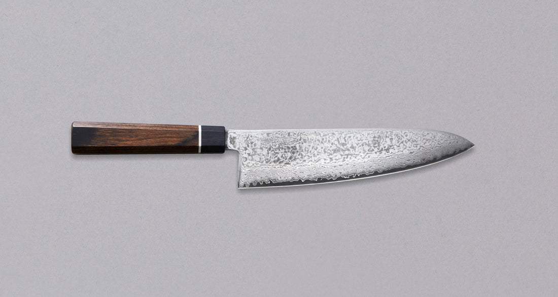 Senzo Black Damascus Gyuto 200 mm_1  Black Damascus je naša nova linija nožev s 33-slojnim damask vzorcem, zaradi katerega je vsak kos povsem unikaten. Nož bo blestel pri vseh vrstah sekljanja in rezanja, velikost 200 mm bo poskrbela tudi za večje kose mesa. Tanek profil rezila (1,8 mm) in trdo japonsko jeklo zagotavljata gladko in dolgotrajno ostrino.