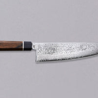 Senzo Black Damascus Gyuto 200 mm_1 Black Damascus je naša nova linija nožev s 33-slojnim damask vzorcem, zaradi katerega je vsak kos povsem unikaten. Nož bo blestel pri vseh vrstah sekljanja in rezanja, velikost 200 mm bo poskrbela tudi za večje kose mesa. Tanek profil rezila (1,8 mm) in trdo japonsko jeklo zagotavljata gladko in dolgotrajno ostrino.