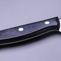 Tojiro Pankiri (nož za kruh) 270 mm_4 Ročno kovan nož za kruh z daljšim 270mm rezilom je nepogrešljiv pripomoček poklicnega ali domačega kuharja, ki se veliko ukvarja s peko kruha in peciva. Rezilo je obdelano do visokega sijaja (migaki). Odlično nerjaveče MV jeklo je kovano do trdote 57–59 HRC. Rezilo je neobčutljivo na zunanje dejavnike in zelo ostro.