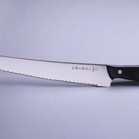 Tojiro Pankiri (nož za kruh) 270 mm_3 Ročno kovan nož za kruh z daljšim 270mm rezilom je nepogrešljiv pripomoček poklicnega ali domačega kuharja, ki se veliko ukvarja s peko kruha in peciva. Rezilo je obdelano do visokega sijaja (migaki). Odlično nerjaveče MV jeklo je kovano do trdote 57–59 HRC. Rezilo je neobčutljivo na zunanje dejavnike in zelo ostro.