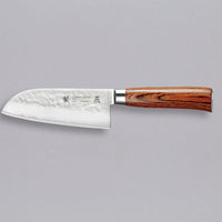 Tamahagane "TSUBAME" Santoku 120 mm_1 Santoku je vsestranski kuhinjski nož, ki blesti pri vseh vrstah sekljanja in rezanja na kuhinjski deski. Izraz santoku pomeni »tri vrline« (san pomeni »tri«) in lahko se nanaša na raznovrstne sestavine, ki jih pripravljamo z njim (meso, ribe in zelenjavo), ali na načine priprave hrane: rezanje, sekljanje in rezanje na kocke.