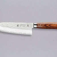 Tamahagane "TSUBAME" Santoku 175 mm je izdelan iz VG-5 nerjavečega jekla in ima ročaj iz pakka lesa v zahodnem stilu. Zanesljiv in nezahteven nož, odličen za profesionalne kuhinje.