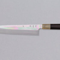 Kawamura Mizu-Honyaki Gyuto je ročno kovan nož, izdelan z neverjetno natančnostjo, ki je plod stoletja izkušenj in učenja. Gre za preplet odličnega delovnega orodja in umetniškega dela. Honyaki se lahko prevede kot “resnično kovan” in ta način kovanja je najčistejši odraz tradicionalne japonske umetnosti izdelave mečev.