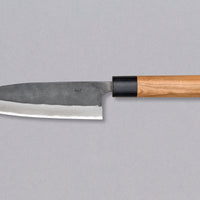 Muneishi Santoku je odličen ročno kovan nož, ki ga krasi kombinacija temnega kuro-uchi zaključka in damask vzorca ter gladek ovalen ročaj iz češnje z rdečim zaključnim obročkom. Zahvaljujoč se fini ostrini, ki jo lahko doseže trda sredica iz Aogami #2 jekla, bo rezilo z lahkoto drselo skozi hrano.