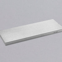 Atoma diamantni vodobrusni kamen 140_1 Atoma Diamond plate z granulacijo 140 je zelo groba plošča za ravnanje kamnov. Zelo hitro odstranjuje material (tako pri ravnanju kamnov, kot pri popravilu nožev), odlična za uporabo na vseh tipih jekla. Granulacija 140 deluje bolj kot ne kot kamen za servisiranje – torej za ravnanje, ali za resne poškodbe na rezilu.