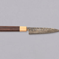 Saji Petty VG-10 Gold RWO 135 mm_1 Saji Petty VG-10 Gold RWO 135 mm je mali japonski kuhinjski nož, primeren za pripravo mesa, rib in zelenjave. Vendar bi mu delali krivico, če bi ga imenovali samo kuhinjski nož, saj je resnično izjemen primerek japonske kovaške spretnosti – od njegovega videza in vse do specifičnih detajlov.