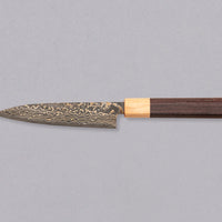 Saji Petty VG-10 Gold RWO 135 mm_2 Saji Petty VG-10 Gold RWO 135 mm je mali japonski kuhinjski nož, primeren za pripravo mesa, rib in zelenjave. Vendar bi mu delali krivico, če bi ga imenovali samo kuhinjski nož, saj je resnično izjemen primerek japonske kovaške spretnosti – od njegovega videza in vse do specifičnih detajlov.