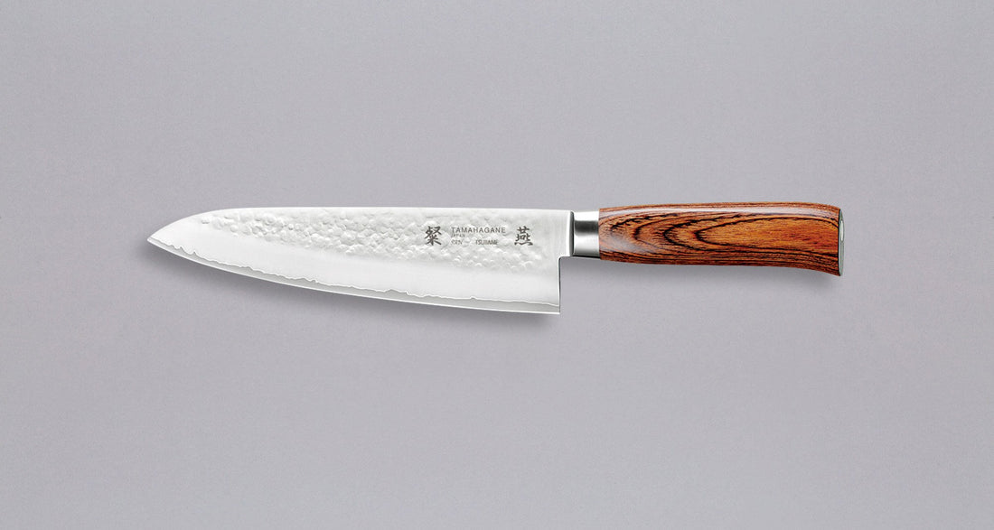 Tamahagane "TSUBAME" Gyuto 210 mm_1Tamahagane Gyuto je vsestranski nož za pestro paleto načinov rezanja v kuhinji. Z njim je enostavno sekljati zelenjavo in rezati večje kose mesa, tanka konica pa je primerna za natančno pripravo hrane. Gyuto je zvesti pomočnik v kuhinji, ki vam olajša dolgotrajnejšo pripravo jedi.