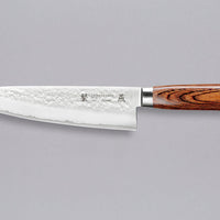Tamahagane "TSUBAME" Gyuto 210 mm_1Tamahagane Gyuto je vsestranski nož za pestro paleto načinov rezanja v kuhinji. Z njim je enostavno sekljati zelenjavo in rezati večje kose mesa, tanka konica pa je primerna za natančno pripravo hrane. Gyuto je zvesti pomočnik v kuhinji, ki vam olajša dolgotrajnejšo pripravo jedi.