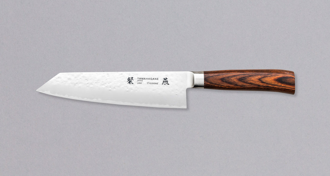Tamahagane "TSUBAME" Kengata 190 mm_1Oblika rezila Kengata je v bistvu japonska različica chefovskega noža (angl. chef's knife), a z drznejšim videzom. Rezilo se namreč zaključi s konico tanto, ki je značilna za japonske meče in bodala, zaključi pa se na drugi strani rezila, kot je običajno. Gotovo vam je znana zaradi podobnosti z zaključkom rezil Bunka.