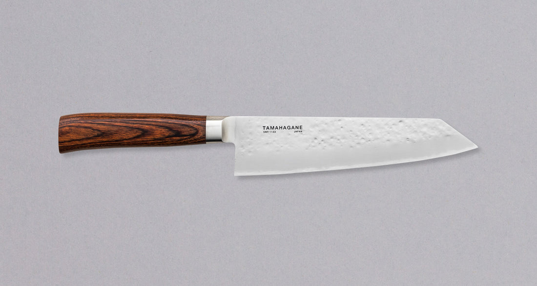 Tamahagane "TSUBAME" Kengata 190 mm_2Oblika rezila Kengata je v bistvu japonska različica chefovskega noža (angl. chef's knife), a z drznejšim videzom. Rezilo se namreč zaključi s konico tanto, ki je značilna za japonske meče in bodala, zaključi pa se na drugi strani rezila, kot je običajno. Gotovo vam je znana zaradi podobnosti z zaključkom rezil Bunka.