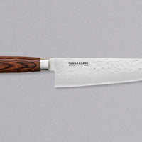 Tamahagane "TSUBAME" Kengata 190 mm_2Oblika rezila Kengata je v bistvu japonska različica chefovskega noža (angl. chef's knife), a z drznejšim videzom. Rezilo se namreč zaključi s konico tanto, ki je značilna za japonske meče in bodala, zaključi pa se na drugi strani rezila, kot je običajno. Gotovo vam je znana zaradi podobnosti z zaključkom rezil Bunka.