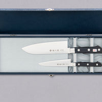 Začetni osnovni set japonskih nožev: vsestranski santoku (meso, ribe, zelenjava) in okretni petty (ročna rezalna opravila). Izjemno razmerje med kvaliteto in ceno. Polirano rezilo in klasičen zahodni ročaj iz mikarte. Zaradi nerjavečega jekla VG-10 bodo rezila ostrino držala zelo dolgo in se odlično upirala koroziji.
