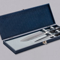 Začetni osnovni set japonskih nožev: vsestranski santoku (meso, ribe, zelenjava) in okretni petty (ročna rezalna opravila). Izjemno razmerje med kvaliteto in ceno. Polirano rezilo in klasičen zahodni ročaj iz mikarte. Zaradi nerjavečega jekla VG-10 bodo rezila ostrino držala zelo dolgo in se odlično upirala koroziji.