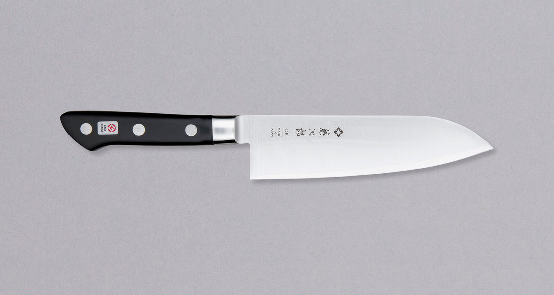 Začetni osnovni set japonskih nožev: vsestranski santoku (meso, ribe, zelenjava) in okretni petty (ročna rezalna opravila). Izjemno razmerje med kvaliteto in ceno. Polirano rezilo in klasičen zahodni ročaj iz mikarte. Zaradi nerjavečega jekla VG-10 bodo rezila ostrino držala zelo dolgo in se odlično upirala koroziji.