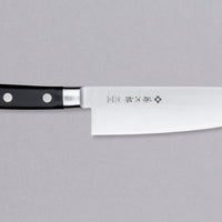 Začetni osnovni set japonskih nožev: vsestranski santoku (meso, ribe, zelenjava) in okretni petty (ročna rezalna opravila). Izjemno razmerje med kvaliteto in ceno. Polirano rezilo in klasičen zahodni ročaj iz mikarte. Zaradi nerjavečega jekla VG-10 bodo rezila ostrino držala zelo dolgo in se odlično upirala koroziji.