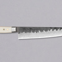 Vsestranski japonski nož za pripravo mesa, rib in zelenjave. Rezilo je ročno kovano do popolnosti z lasersko natančnostjo, za rustikalen videz so dodani udarci s kladivom, nerjaveče jeklo VG-10 je kaljeno na 61HRC, kanji pa ročno izklesan v delavnici Tojiro Atelier. Yo ročaj je iz trpežne micarte v kremasto beli barvi.