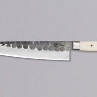 Vsestranski japonski nož za pripravo mesa, rib in zelenjave. Rezilo je ročno kovano do popolnosti z lasersko natančnostjo, za rustikalen videz so dodani udarci s kladivom, nerjaveče jeklo VG-10 je kaljeno na 61HRC, kanji pa ročno izklesan v delavnici Tojiro Atelier. Yo ročaj je iz trpežne micarte v kremasto beli barvi.