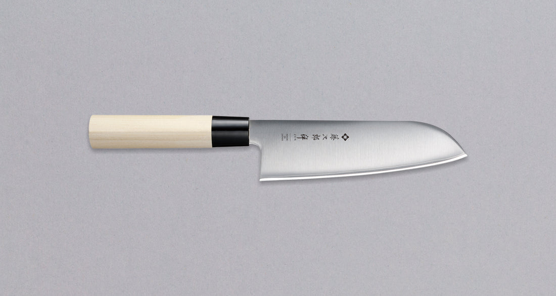 Tojiro Santoku Zen 165 mm_1 
Tojiro Santoku Zen 165 mm je nož priznanega proizvajalca Tojiro, ki ga zaznamuje japonski ročaj iz magnolije, minimalistično oblikovano rezilo in trda zlitina jekla. Rezultat je lahek, oster, vsestranski kuhinjski nož za domače in poklicne kuharje z rezilom, ki je zelo odporno na rjo in se enostavno ponovno nabrusi.