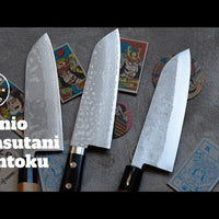 Masutani Santoku Damascus Black je japonski nož za zelenjavo, meso in ribe z damask vzorcem in yo pakka ročajem. Nož je izjemno tanek (1,8 mm), zato bo z lahkoto zdrsel skozi hrano, izbira jekla pa mu zagotavlja trpežnost in odpornost proti obrabi. Primeren je za nakup prvega japonskega kuhinjskega noža ali darilo.