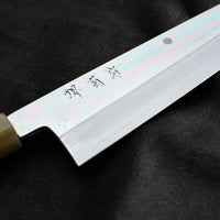 Kawamura Mizu-Honyaki Gyuto je ročno kovan nož, izdelan z neverjetno natančnostjo, ki je plod stoletja izkušenj in učenja. Gre za preplet odličnega delovnega orodja in umetniškega dela. Honyaki se lahko prevede kot “resnično kovan” in ta način kovanja je najčistejši odraz tradicionalne japonske umetnosti izdelave mečev.