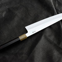 Kawamura Mizu-Honyaki Gyuto je ročno kovan nož, izdelan z neverjetno natančnostjo, ki je plod stoletja izkušenj in učenja. Gre za preplet odličnega delovnega orodja in umetniškega dela. Honyaki se lahko prevede kot “resnično kovan” in ta način kovanja je najčistejši odraz tradicionalne japonske umetnosti izdelave mečev.