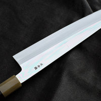 Kawamura Mizu-Honyaki Gyuto je ročno kovan nož, izdelan z neverjetno natančnostjo, ki je plod stoletja izkušenj in učenja. Gre za preplet odličnega delovnega orodja in umetniškega dela. Honyaki se lahko prevede kot “resnično kovan” in ta način kovanja je najčistejši odraz tradicionalne japonske umetnosti izdelave mečev.