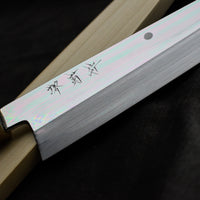 Kawamura Mizu-Honyaki Gyuto je ročno kovan nož, izdelan z neverjetno natančnostjo, ki je plod stoletja izkušenj in učenja. Gre za preplet odličnega delovnega orodja in umetniškega dela. Honyaki se lahko prevede kot “resnično kovan” in ta način kovanja je najčistejši odraz tradicionalne japonske umetnosti izdelave mečev.