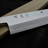 Kawamura Mizu-Honyaki Gyuto je ročno kovan nož, izdelan z neverjetno natančnostjo, ki je plod stoletja izkušenj in učenja. Gre za preplet odličnega delovnega orodja in umetniškega dela. Honyaki se lahko prevede kot “resnično kovan” in ta način kovanja je najčistejši odraz tradicionalne japonske umetnosti izdelave mečev.