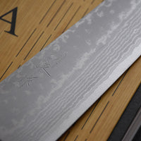Masutani Santoku Damascus Black 170 mm_4 Masutani Santoku Damascus Black je japonski nož za zelenjavo, meso in ribe z damask vzorcem in yo pakka ročajem. Nož je izjemno tanek (1,8 mm), zato bo z lahkoto zdrsel skozi hrano, izbira jekla pa mu zagotavlja trpežnost in odpornost proti obrabi. Primeren je za nakup prvega japonskega kuhinjskega noža ali darilo.