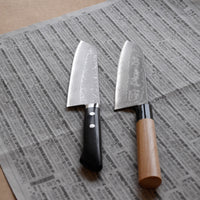 Masutani Santoku Damascus Black 170 mm_5 Masutani Santoku Damascus Black je japonski nož za zelenjavo, meso in ribe z damask vzorcem in yo pakka ročajem. Nož je izjemno tanek (1,8 mm), zato bo z lahkoto zdrsel skozi hrano, izbira jekla pa mu zagotavlja trpežnost in odpornost proti obrabi. Primeren je za nakup prvega japonskega kuhinjskega noža ali darilo.