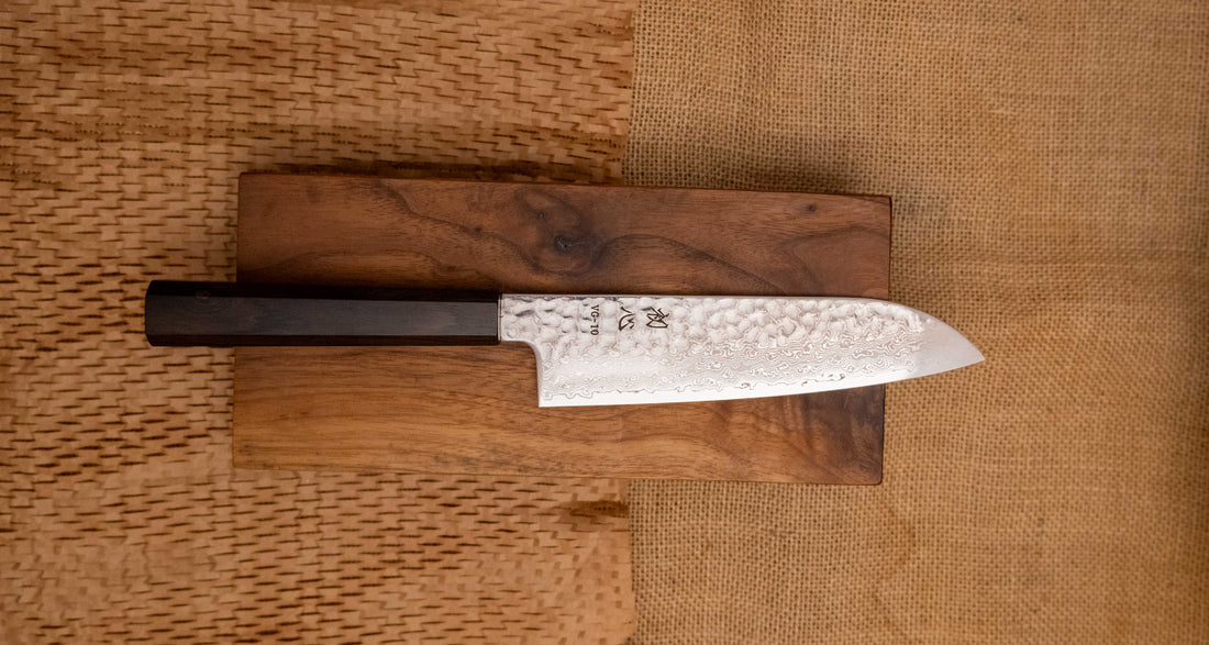 Hayabusa Santoku VG-10 Tsuchime Damascus Ebony 180 mm je vsestranski nož, primeren tako za domačo kot profesionalno kuhinjo.