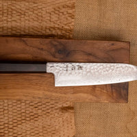 Hayabusa Santoku VG-10 Tsuchime Damascus Ebony 180 mm je vsestranski nož, primeren tako za domačo kot profesionalno kuhinjo.