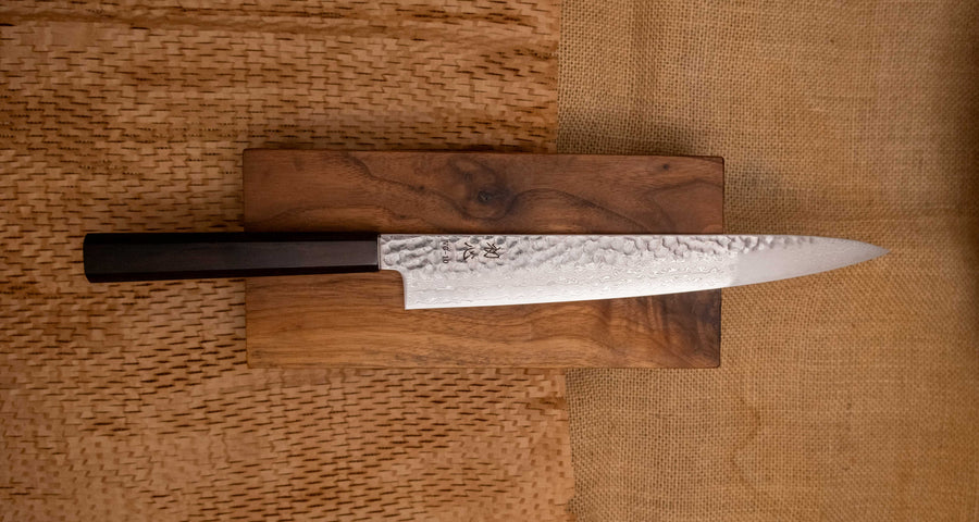 Pogled na cel nož Hayabusa Sujihiki VG-10 Tsuchime Damascus Ebony 270 mm, ki prikazuje elegantno kombinacijo tsuchime in damascus vzorca ter osemkotni ročaj iz temne ebenovine.