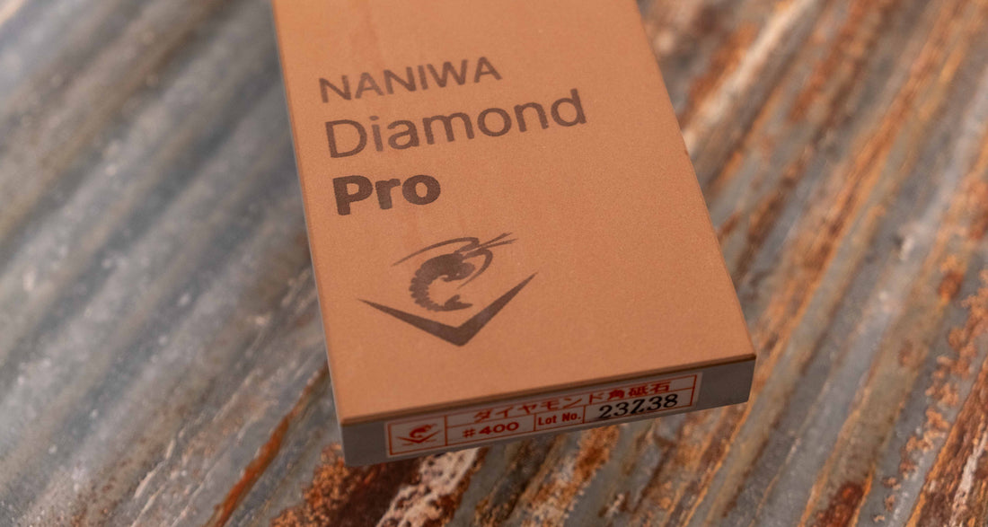 Naniwa Pro diamantni vodobrusni kamen #400 je premium diamantni vodobrusni kamen nižje granulacije, odličen za brušenje nožev iz zelo trdih jekel ali keramike, pri katerih so običajni vodobrusni kamni premalo efektivni ali prepočasni. Primeren je za vse tipe jekel. Zaradi nizke granulacije je posebej primeren za prvi stadij brušenja ter za popravilo poškodovanih nožev in ravnanje drugih kamnov.