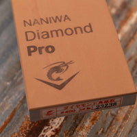 Naniwa Pro diamantni vodobrusni kamen #400 je premium diamantni vodobrusni kamen nižje granulacije, odličen za brušenje nožev iz zelo trdih jekel ali keramike, pri katerih so običajni vodobrusni kamni premalo efektivni ali prepočasni. Primeren je za vse tipe jekel. Zaradi nizke granulacije je posebej primeren za prvi stadij brušenja ter za popravilo poškodovanih nožev in ravnanje drugih kamnov.