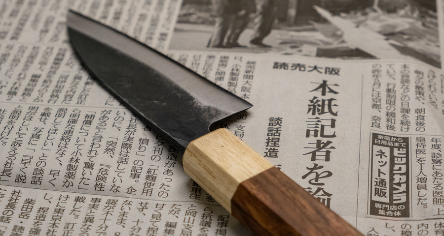 Yoshida Ajikiri SUJ-2 Kuro-uchi 100 mm [Rosewood-Cedar] je tradicionalen japonski nož za filiranje manjših rib. Sredica noža je izdelana iz SUJ-2 jekla, rezilo pa je opremljeno s tradicionalnim japonskim ročajem iz palisandra, ki na vrhu prehaja v zaključni obroček iz lesa cedre. 