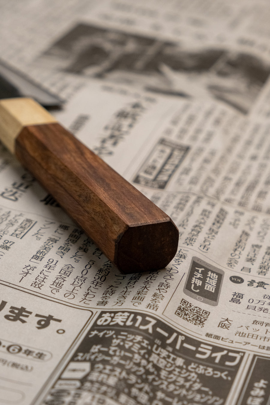 Yoshida Ajikiri SUJ-2 Kuro-uchi 100 mm [Rosewood-Cedar] je tradicionalen japonski nož za filiranje manjših rib. Sredica noža je izdelana iz SUJ-2 jekla, rezilo pa je opremljeno s tradicionalnim japonskim ročajem iz palisandra, ki na vrhu prehaja v zaključni obroček iz lesa cedre. 