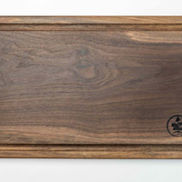 Ročno izdelana deska za rezanje je narejena iz lesa ameriškega oreha. Z delovno površino 35 x 19 cm je ravno prave velikosti, da se prilega vsakemu pultu. Zaradi elegantne površine se uporablja tudi kot servirna deska za postrežbo narezka. Na voljo so v treh velikostih. Izdeluje jih slovenski lesar Jure Gros.
