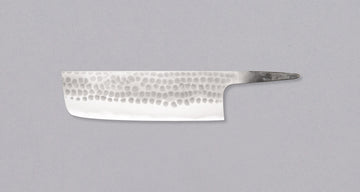 Anryu Nakiri Aogami #2 165 mm je rezilo, oblikovano specifično za pripravo zelenjave. Prihaja iz butične delavnice Anryu Hamono z 80-letno tradicijo. Vsak kos je povsem unikaten. To rezilo ne vključuje ročaja, tako da lahko sestavite čisto svoj unikaten nož! Izbirajte med številnimi ročaji v naši ponudbi. 