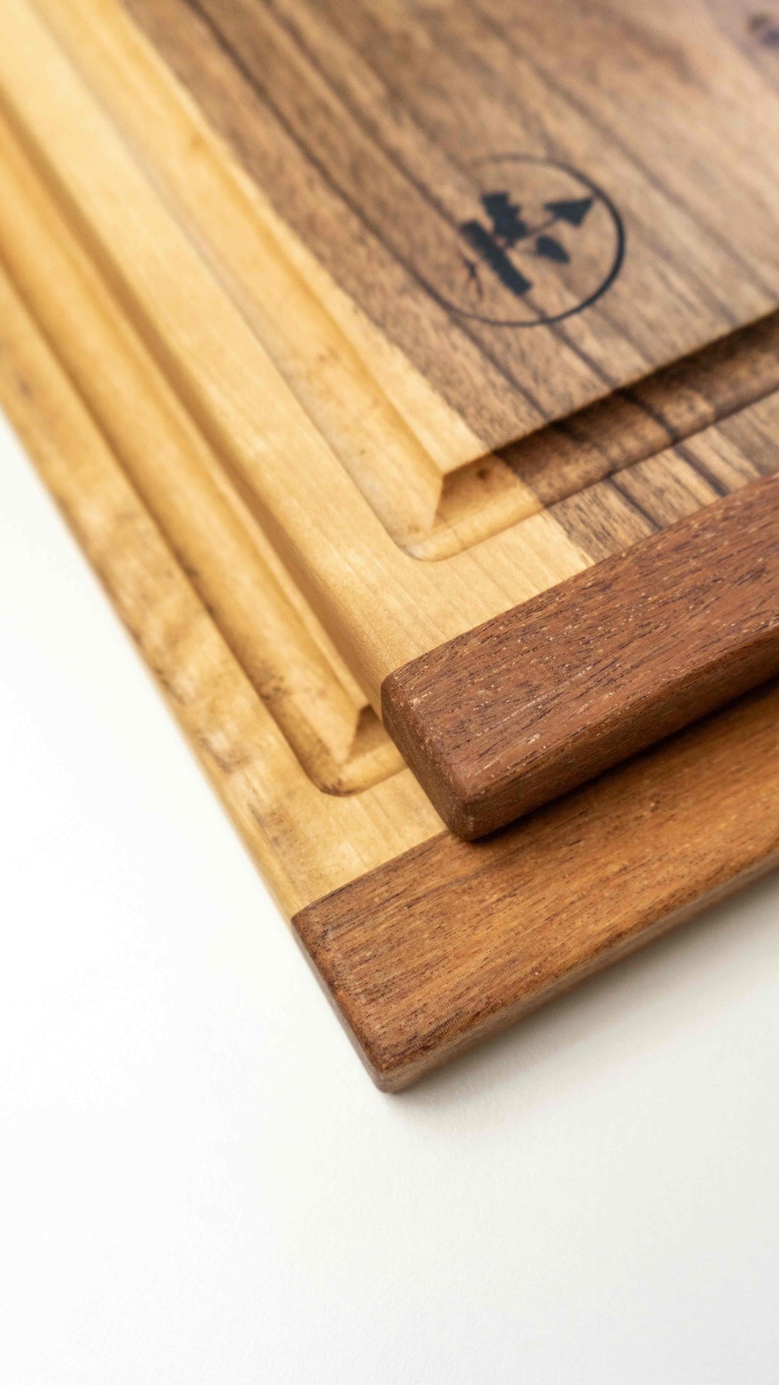 Ročno izdelana deska za rezanje je narejena iz orehovega lesa. Z delovno površino 40 x 24 cm je ta velika rezalna deska ravno prave velikosti, da se prilega vsakemu pultu, najsi je to v domači ali profesionalni kuhinji. Zaradi svoje elegantne površine se lahko uporablja tudi kot servirna deska za postrežbo narezka.