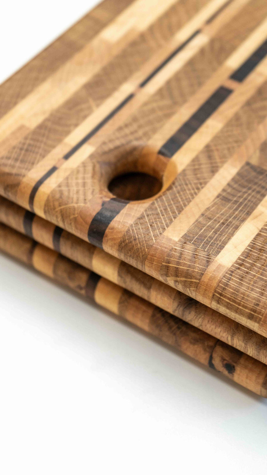 Ročno izdelana rezalna deska je sestavljena iz različnih vrst lesa. Z delovno površino približno 39 x 20 cm je ravno prave velikosti, da se prilega vsakemu pultu, tako doma kot v profesionalni kuhinji. "End grain" rezalne deske so zelo vzdržljive in poskrbijo, da je vaš nož dlje časa oster.