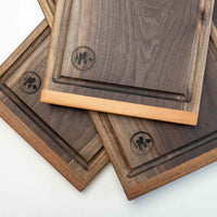 Ročno izdelana deska za rezanje je narejena iz lesa ameriškega oreha. Z delovno površino 35 x 19 cm je ravno prave velikosti, da se prilega vsakemu pultu. Zaradi elegantne površine se uporablja tudi kot servirna deska za postrežbo narezka. Na voljo so v treh velikostih. Izdeluje jih slovenski lesar Jure Gros.