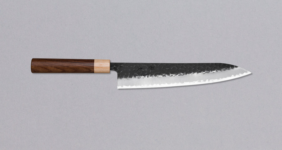 Morado Gyuto je odličen ročno kovan nož s črno Kuro-uchi zaščitno patino in odtisi kladiv. Gyuto oblika je japonska izvedba tradicionalnih evropskih chef nožev za vsestransko uporabo. Dolžina 240 mm je optimalna za sekljanje zelenjave in rezanje večjih kosov mesa mesa. Sredica tega noža je je Hitachijevo Super Blue jeklo (Aogami Super), ki sega v sam vrh med kvalitetnimi japonskimi jekli. 